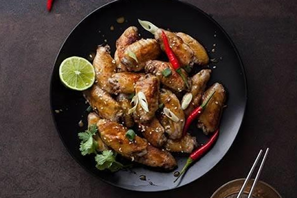 Alitas de pollo con aliño tailandés