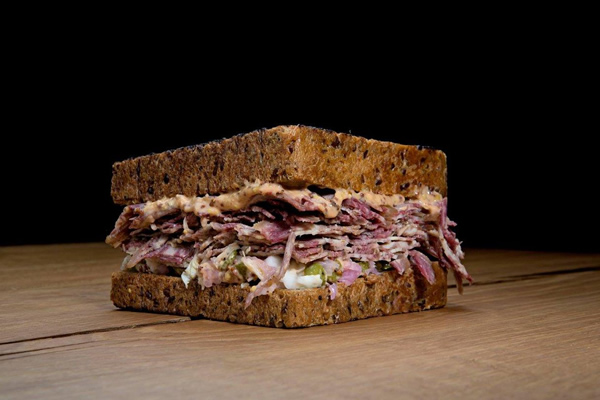 Sandwich de pastrami con cebolla y queso