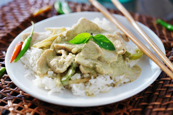 Curry verde de pollo con arroz jazmín
